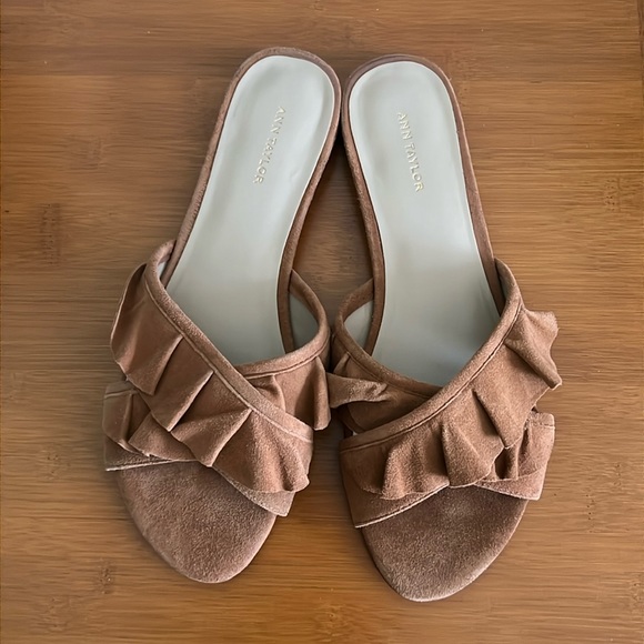 Ann Taylor Brown Toffee Suede Ruffle Slides Flats Size 7.5 - Picture 5 of 5